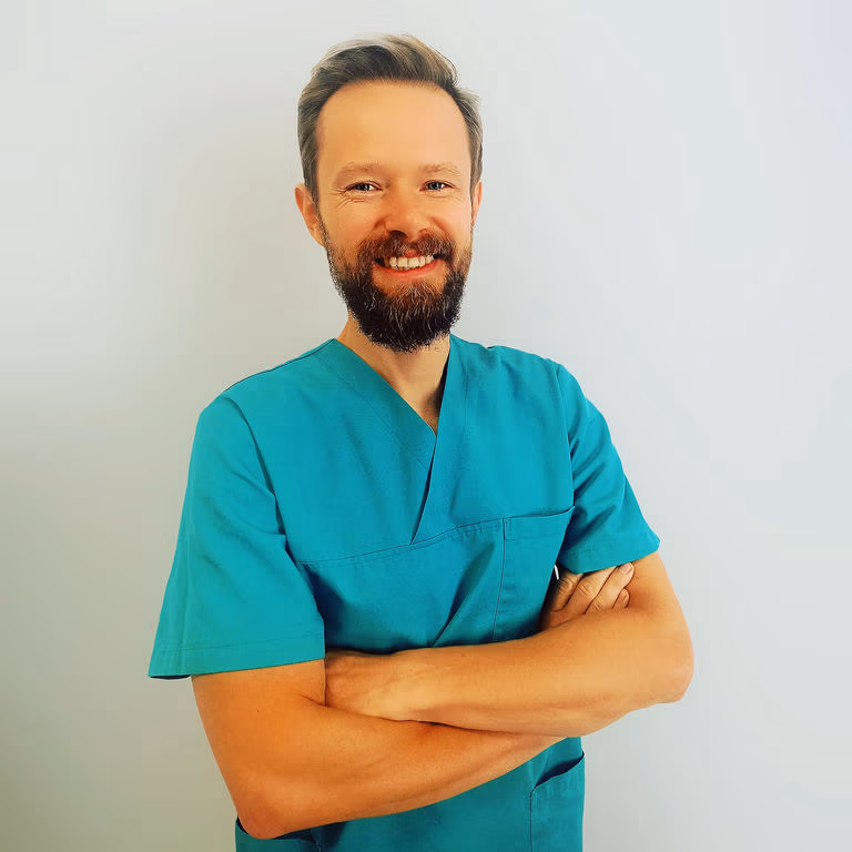 Pawel Baryla, Physiothérapeute diplômé, Brevet en massage médicale, spécialisation en physiothérapie du sport, spécialisation en Thérapie manuelle orthopédique, spécialisation en la méthode des trigger points, spécialisation en la technique ostéopathique de la manipulation structurelle HVLA, Volley-ball et football: travail avec des équipes de nationales et des premières ligues de plusieurs pays, prévention, traitement des pathologies rhumatologiques, traitement des pathologies musculo-squelettiques, soutien des activités sportives, traitement des blessures sportives, préparation aux interventions chirurgicales, rééducation post-opératoire