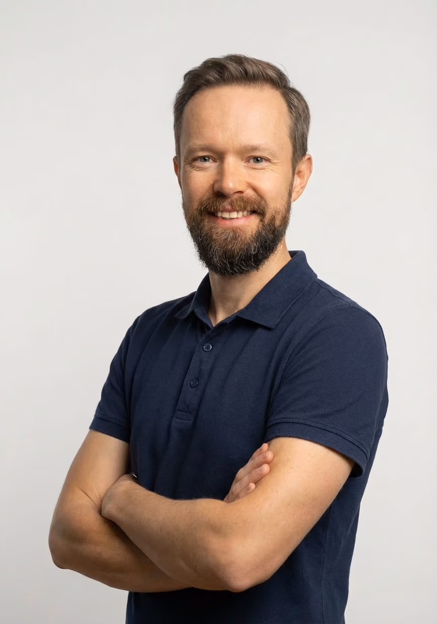 Pawel Baryla, Physiothérapeute diplômé, Brevet en massage médicale, spécialisation en physiothérapie du sport, spécialisation en Thérapie manuelle orthopédique, spécialisation en la méthode des trigger points, spécialisation en la technique ostéopathique de la manipulation structurelle HVLA, Volley-ball et football: travail avec des équipes de nationales et des premières ligues de plusieurs pays, prévention, traitement des pathologies rhumatologiques, traitement des pathologies musculo-squelettiques, soutien des activités sportives, traitement des blessures sportives, préparation aux interventions chirurgicales, rééducation post-opératoire
